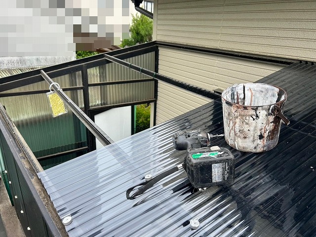 甲斐市で波板ポリカ屋根の張り替え完了！固定フックも新品を使い、防水性・耐風性が向上